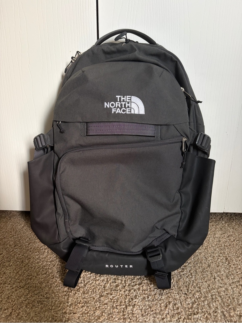 LIKE NEW The North Face Men’s Router Backpack Asphalt Grey Light Heather/Black
